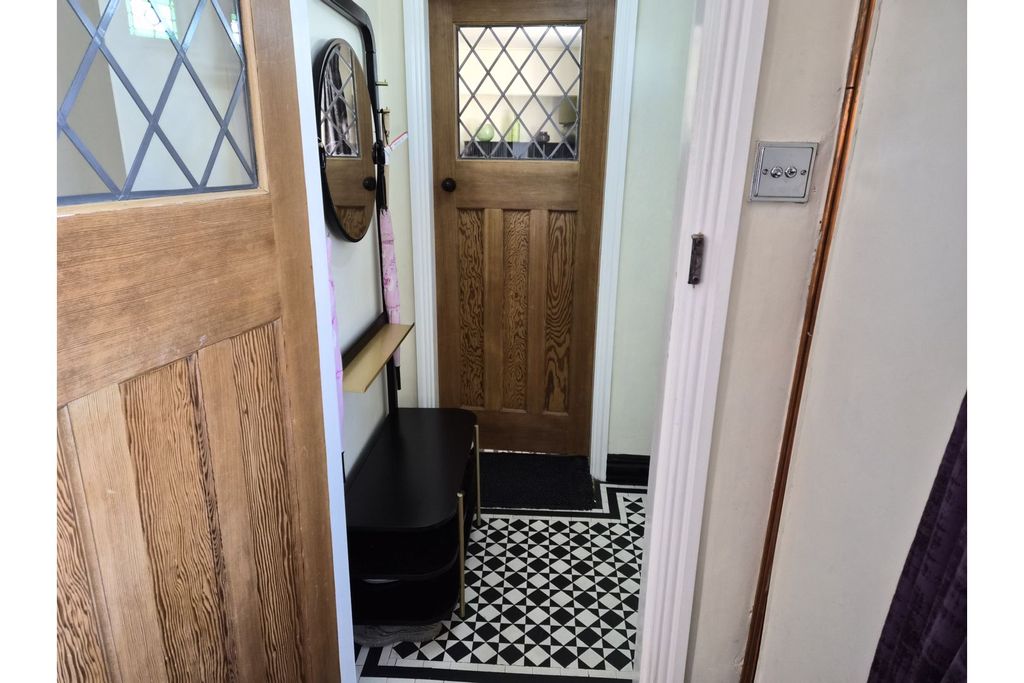 Property photo 3 of 32 Entrance Hallway