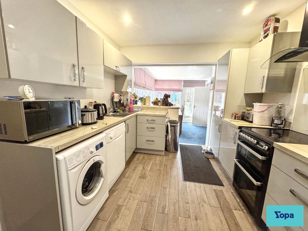 Property photo 2 of 12 Kitchen