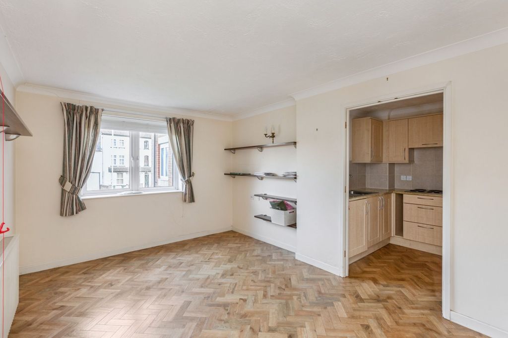 Property photo 3 of 22 30 Sycamore Court, Aylesbury, Bucks Hp19 9Sz