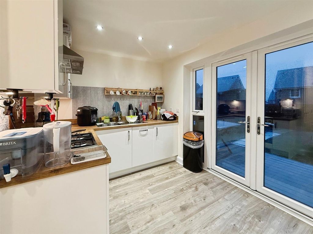 Property photo 2 of 21 Kitchen