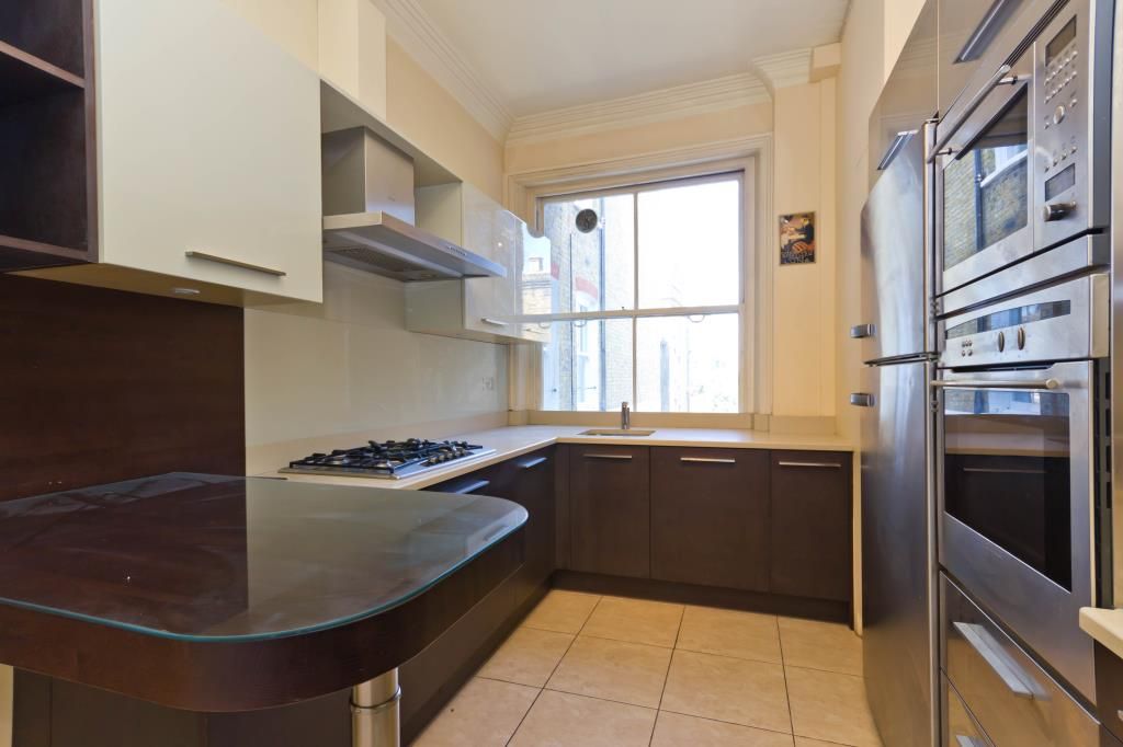 Property photo 3 of 10 Kitchen