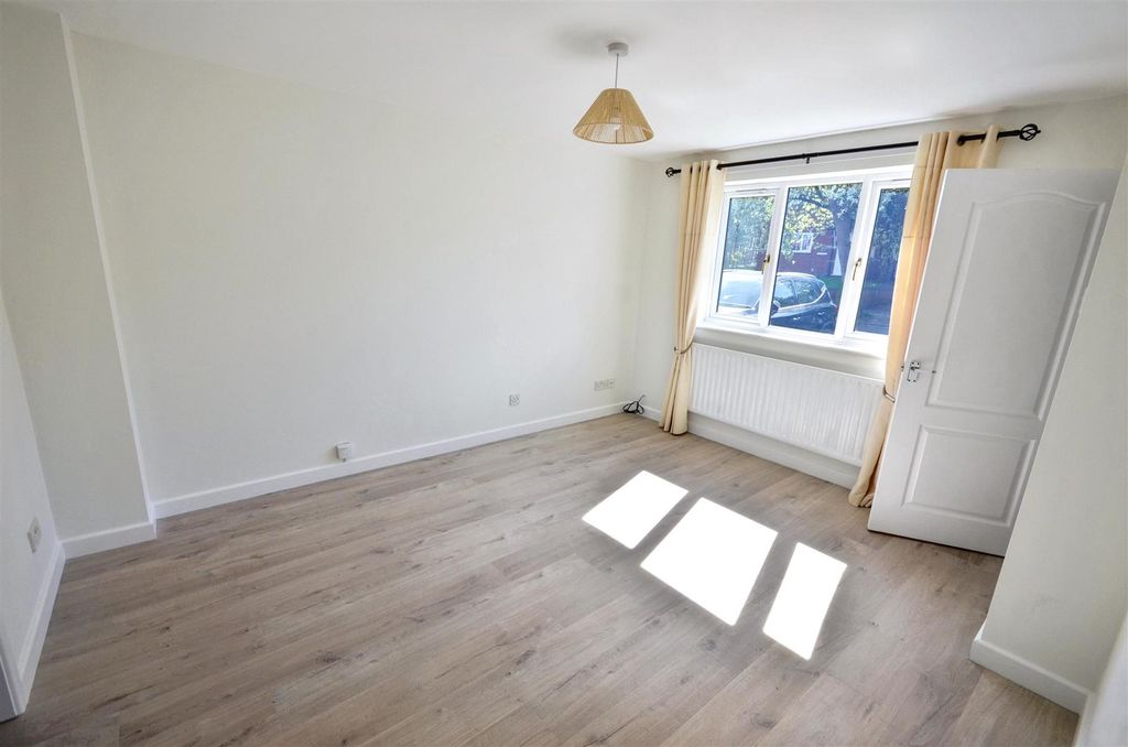 Property photo 3 of 11 Living Room