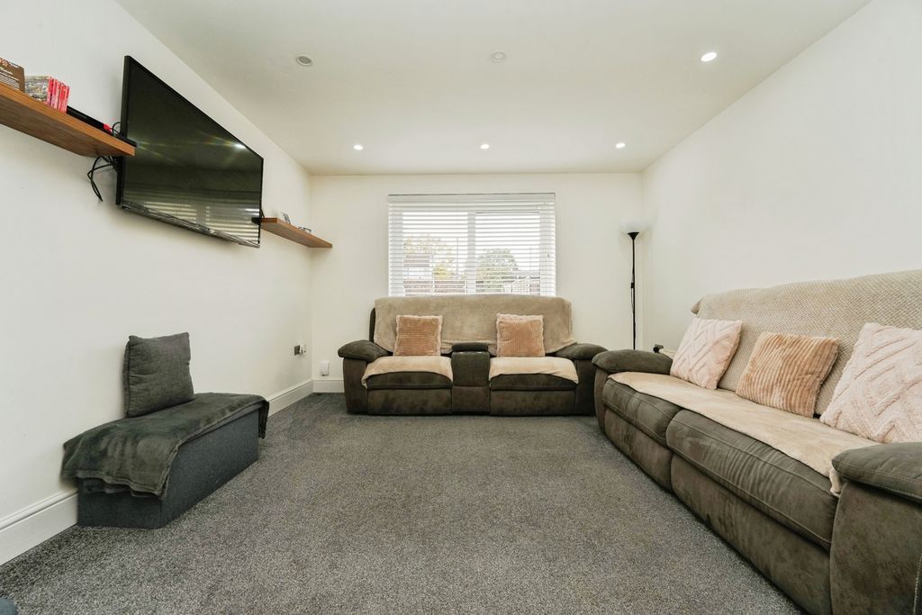 Property photo 3 of 13 Lounge