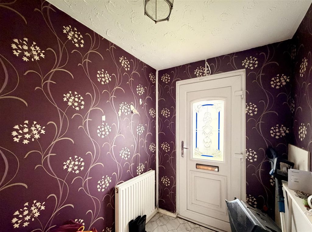 Property photo 2 of 11 Hallway