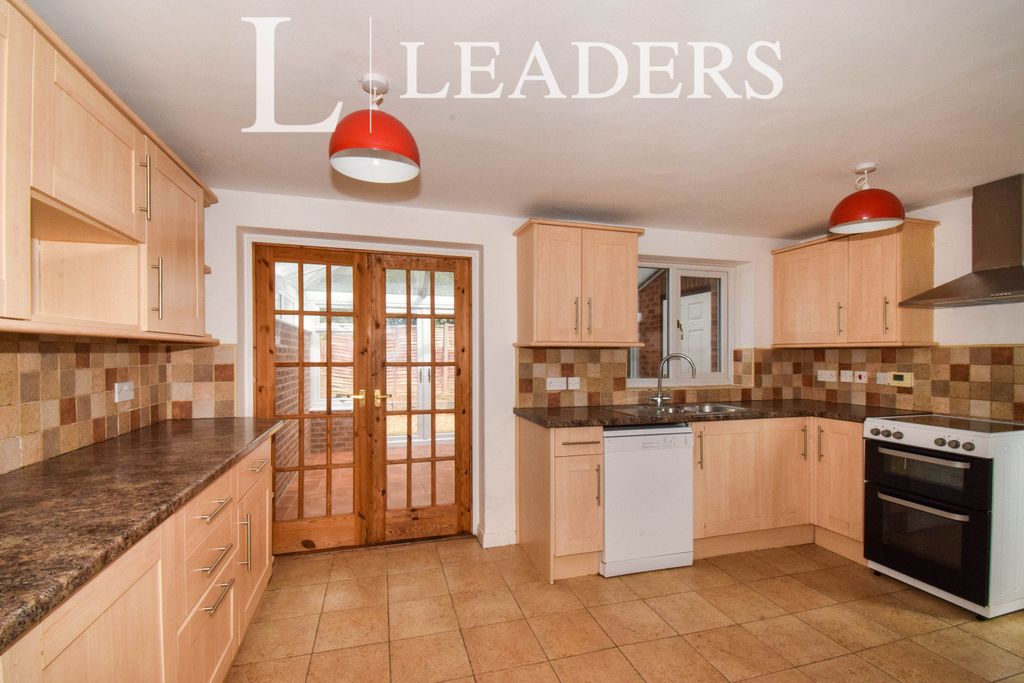 Property photo 3 of 10 Kitchen