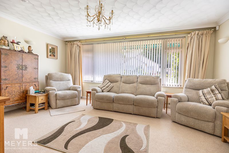 Property photo 3 of 14 Lounge