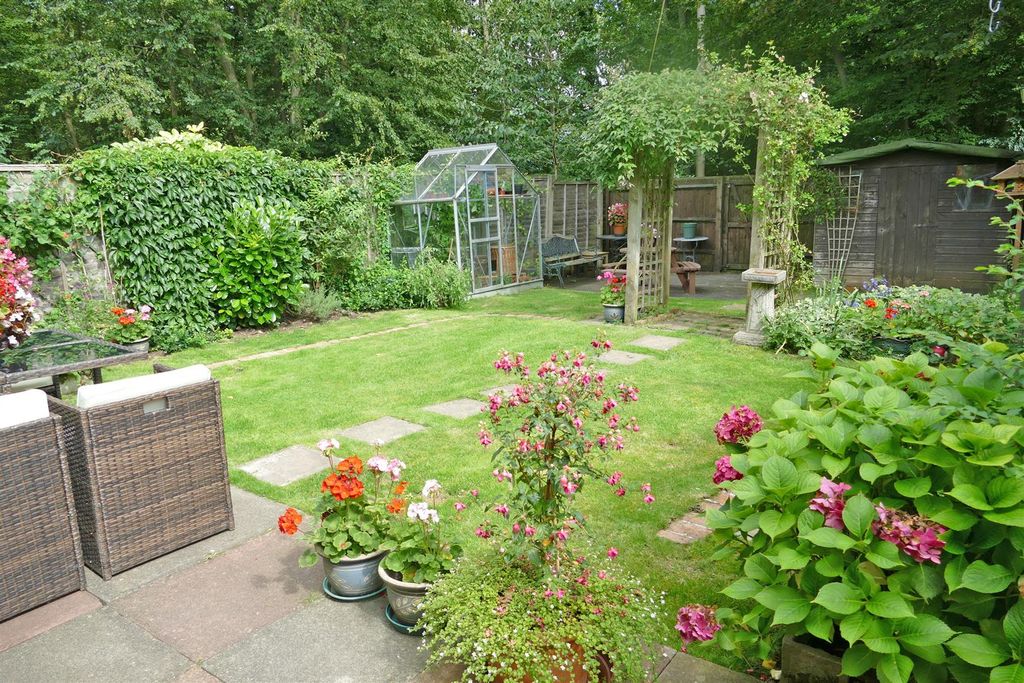 Property photo 3 of 10 M Garden.Jpg
