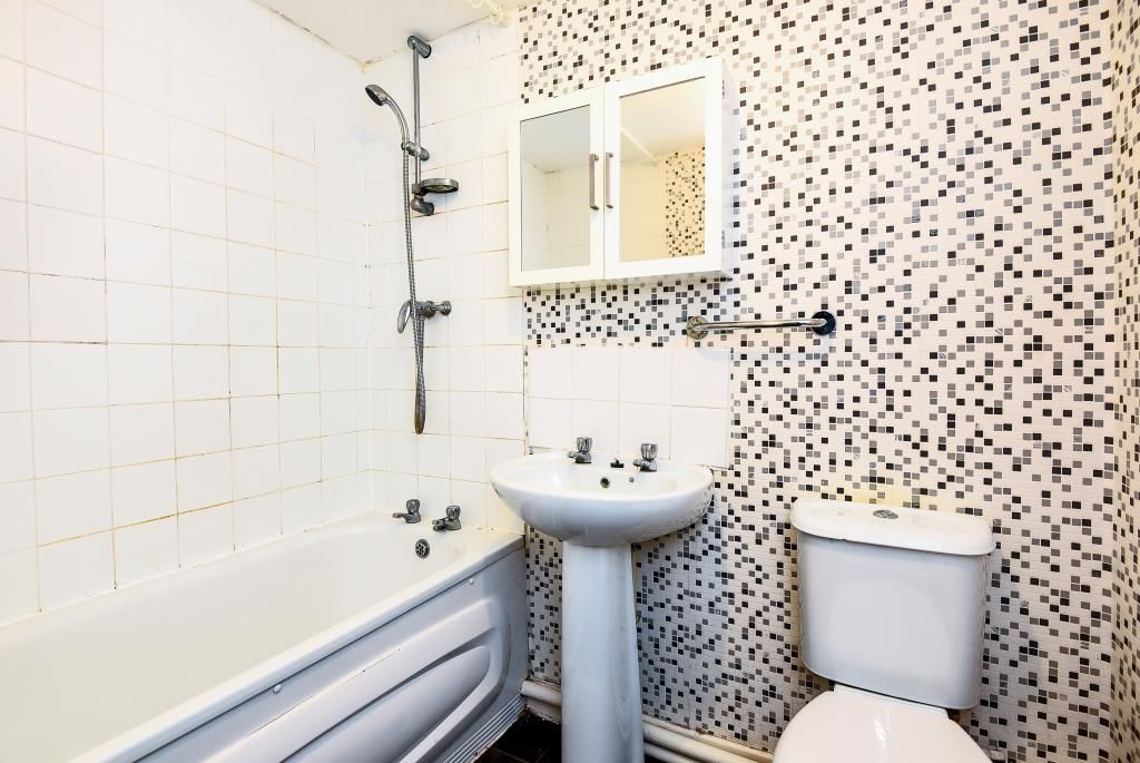 Property photo 2 of 10 Bathroom