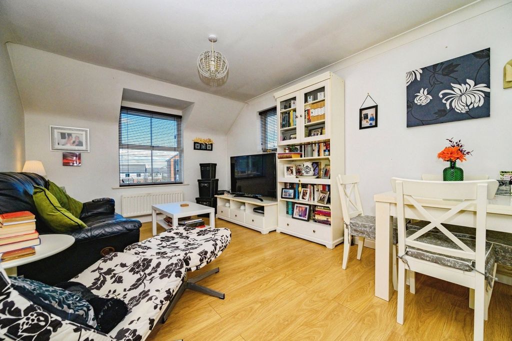 Property photo 3 of 15 Lounge