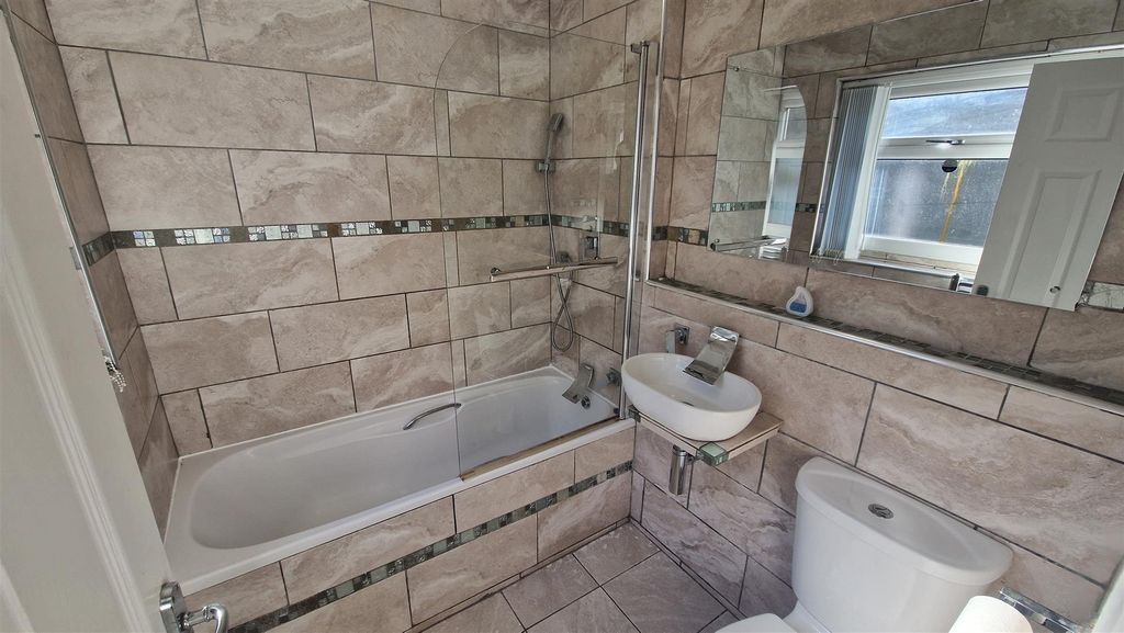 Property photo 2 of 19 Bathroom
