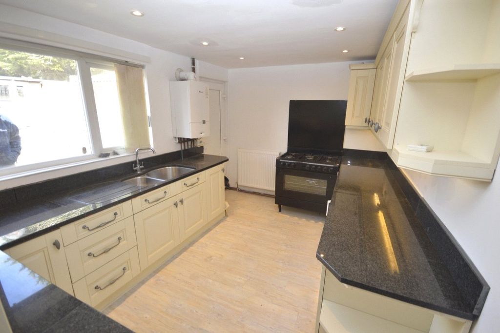 Property photo 2 of 6 Kitchen