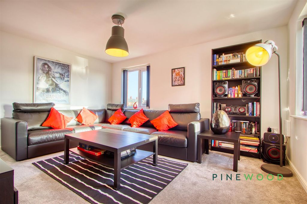 Property photo 3 of 24 Lounge