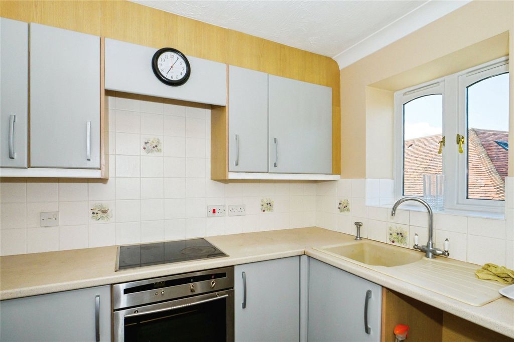 Property photo 3 of 11 Kitchen