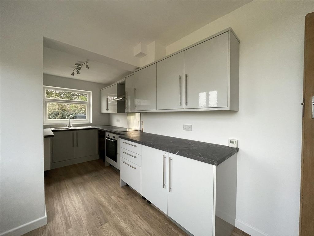 Property photo 2 of 9 Kitchen