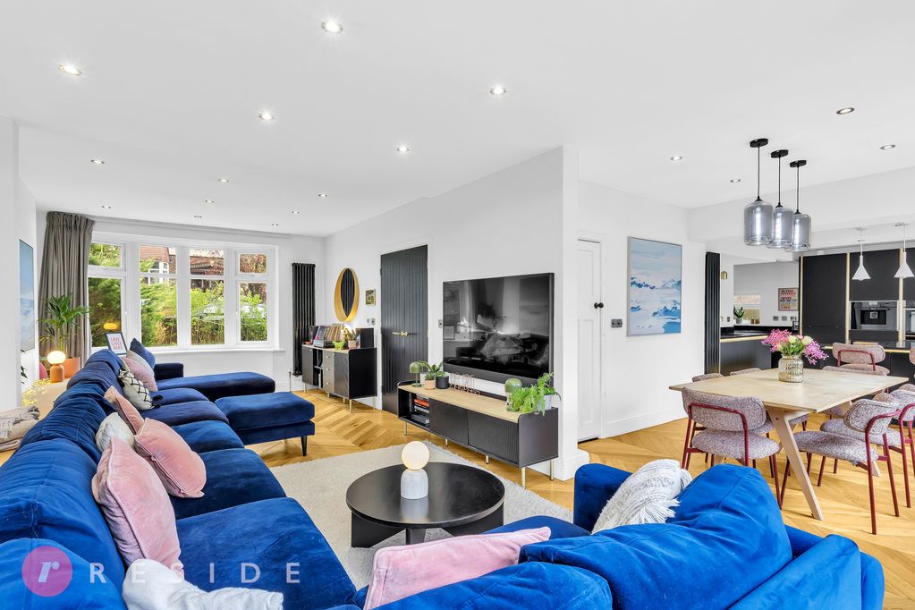 Property photo 3 of 28 Lounge