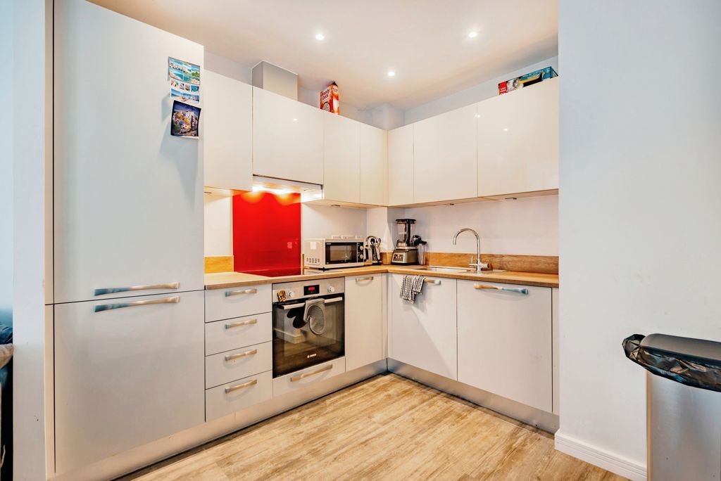 Property photo 3 of 8 Kitchen