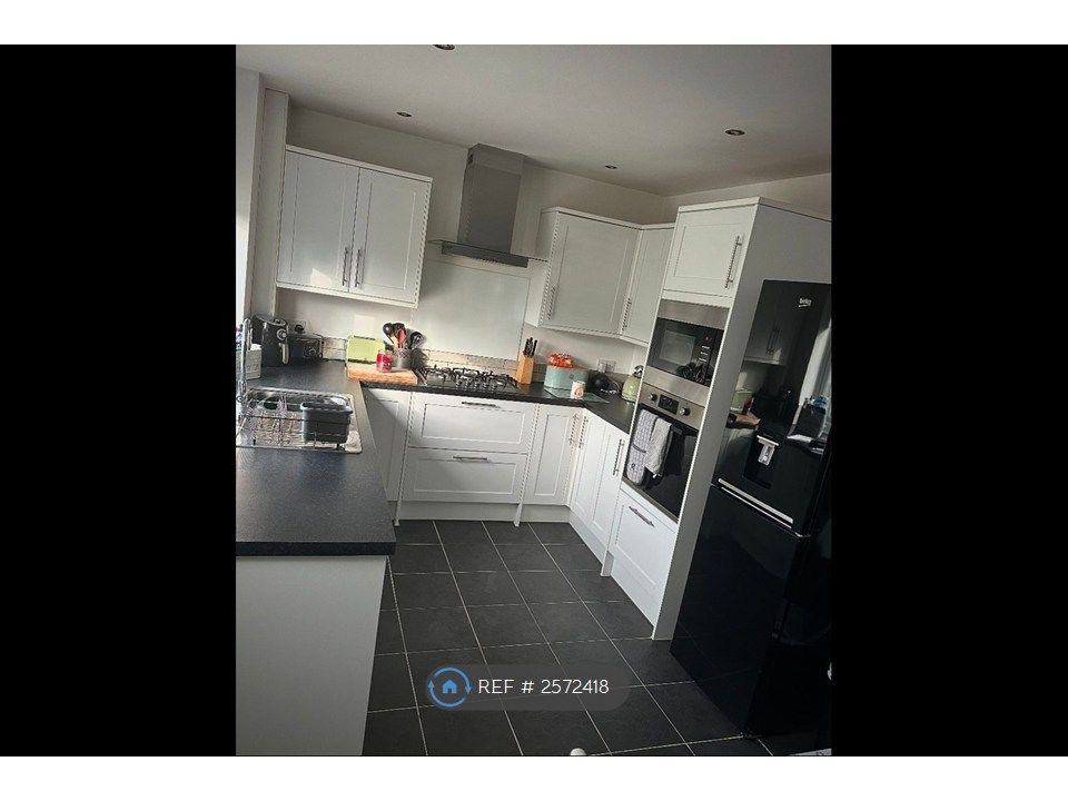 Property photo 3 of 10 Kitchen