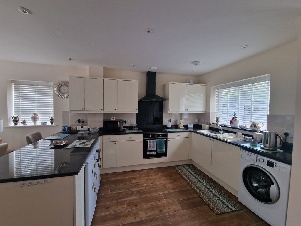 Property photo 3 of 18 Kitchen