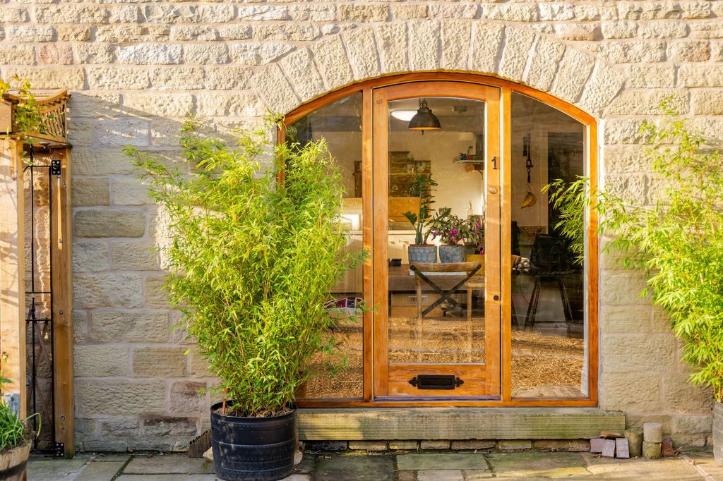 Property photo 2 of 26