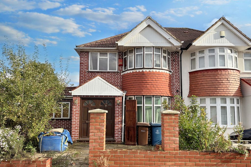 Property photo 1 of 15 15 Glebe Avenue, Harrow Ha3 9LG