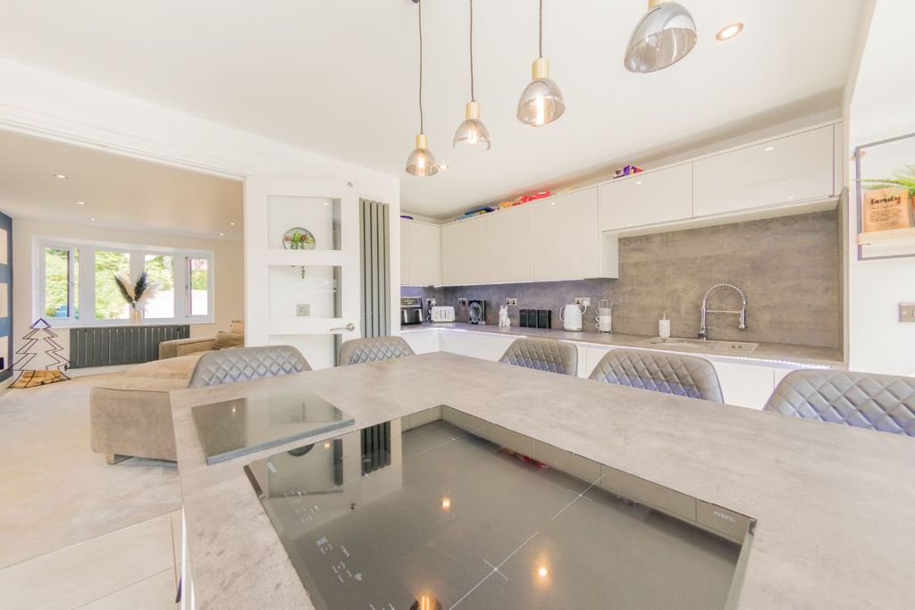 Property photo 2 of 31