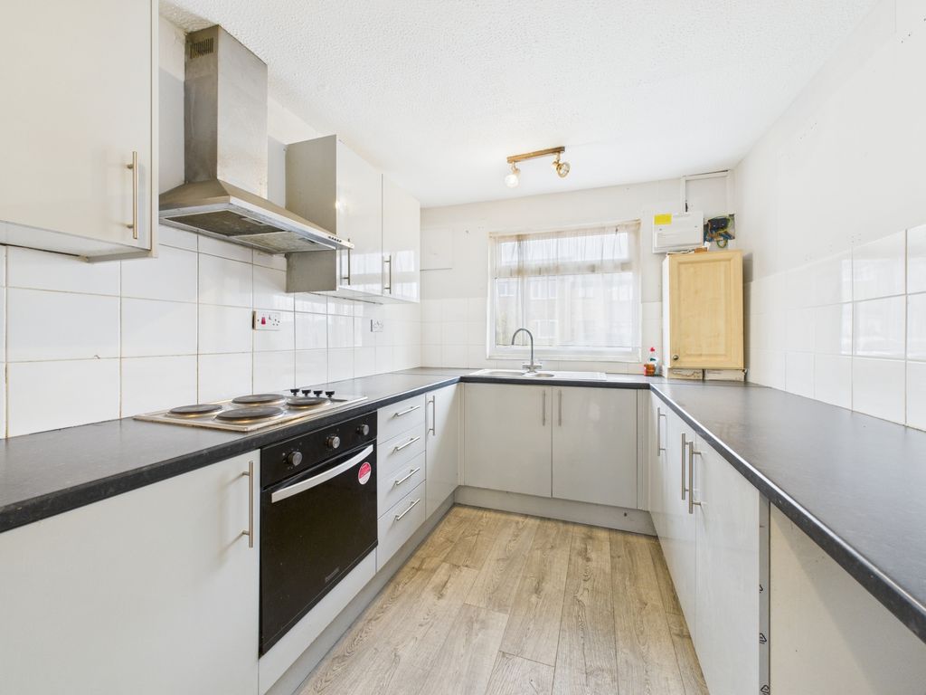 Property photo 3 of 10 Kitchen