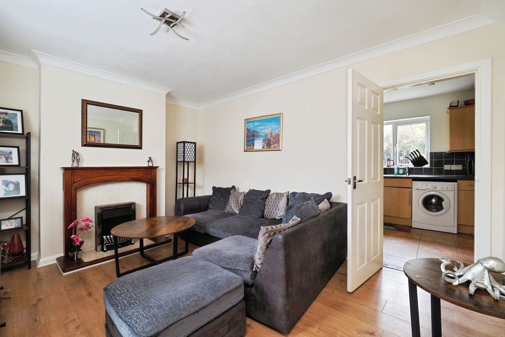 Property photo 3 of 17 Lounge