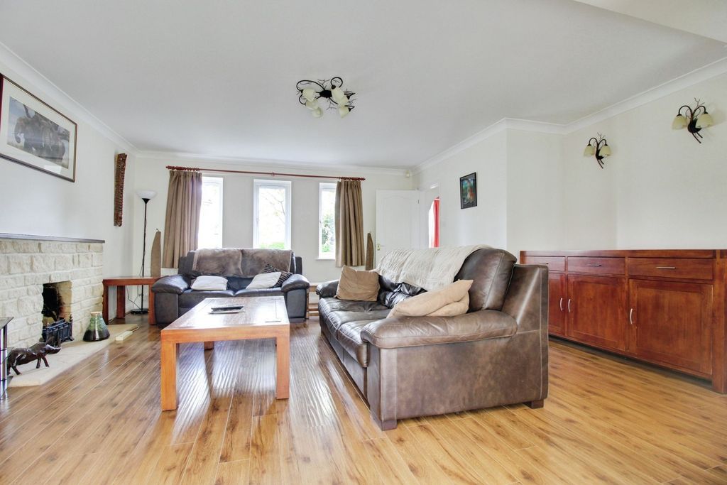 Property photo 2 of 28