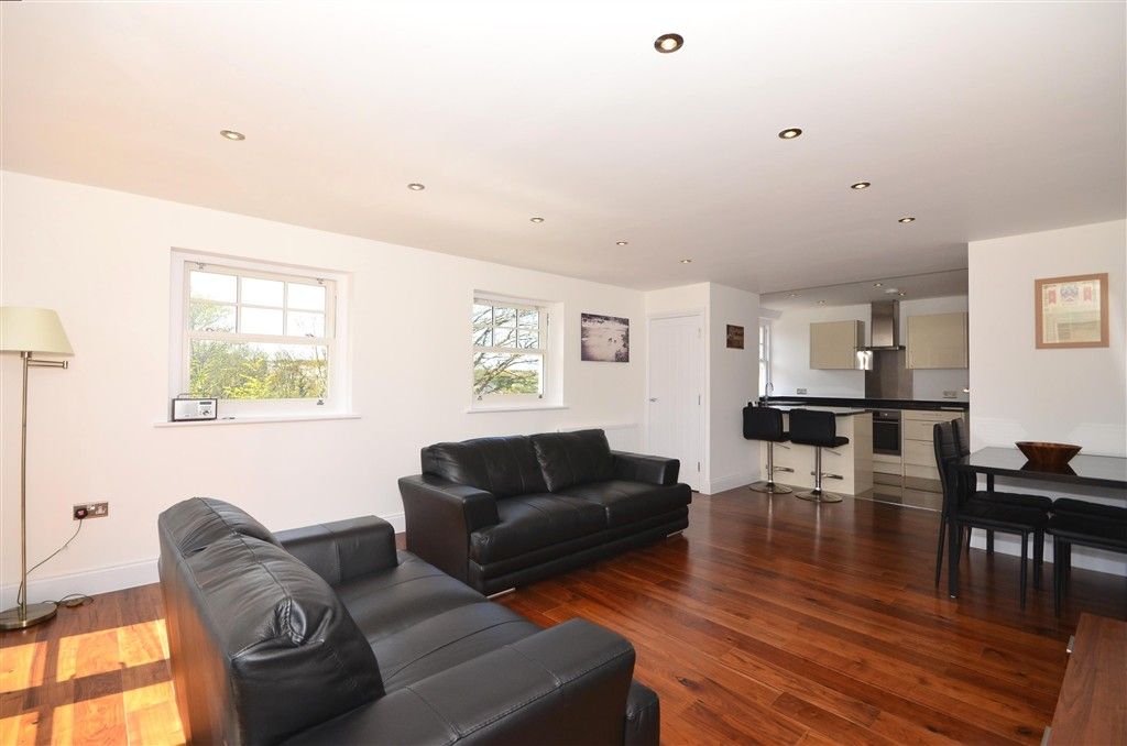 Property photo 1 of 9 Lounge/ Dining Area