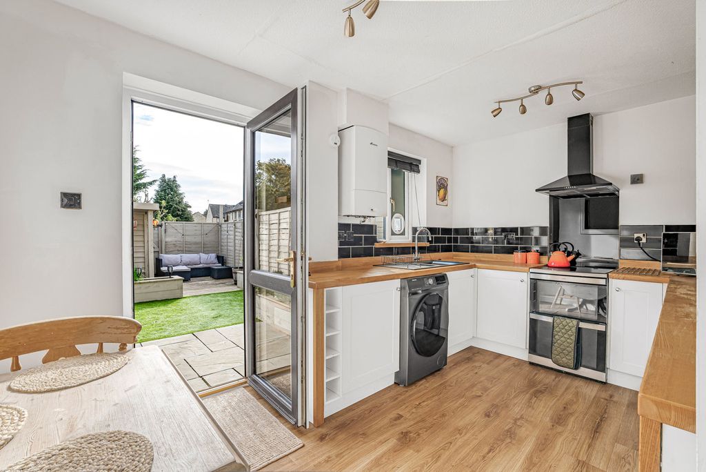 Property photo 3 of 15 Kitching Dining