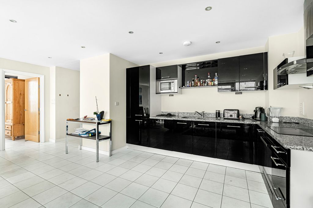 Property photo 3 of 21 Reception/Kitchen
