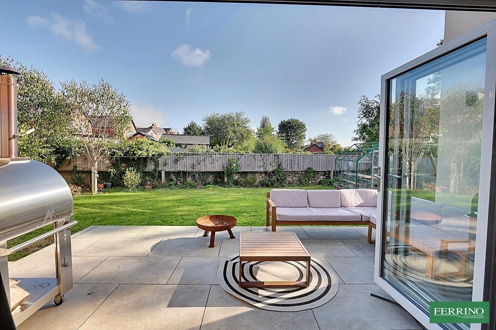 Property photo 2 of 27 Terrace