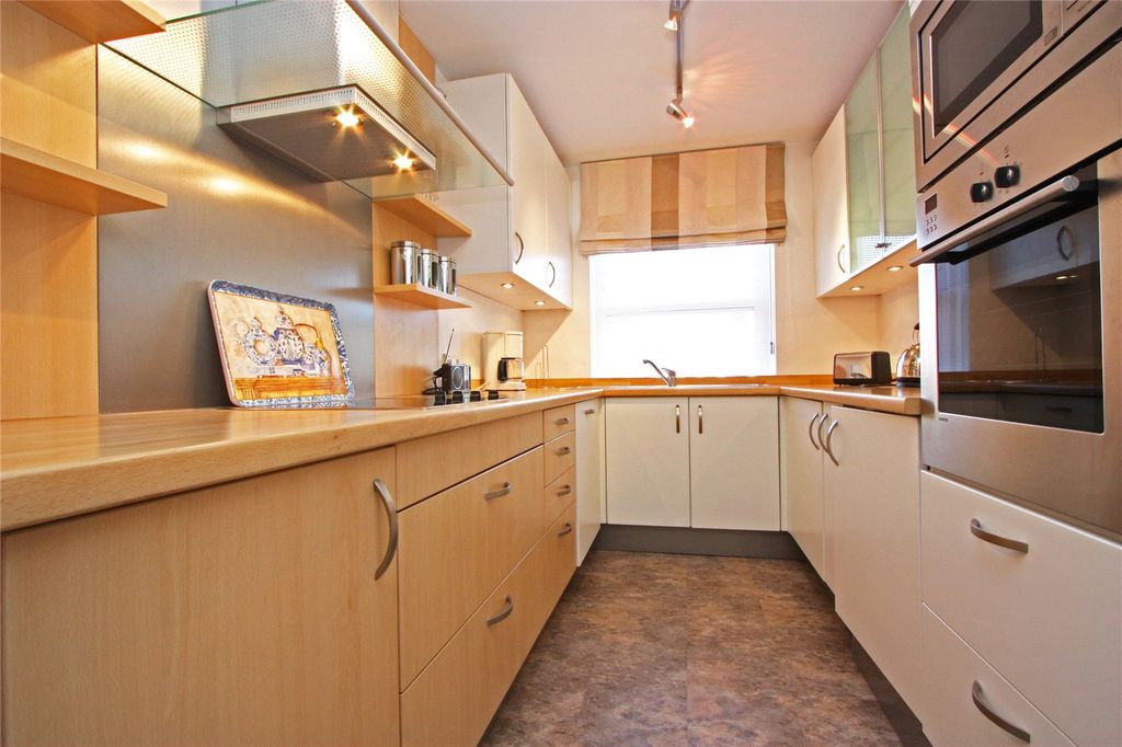 Property photo 2 of 10 Kitchen