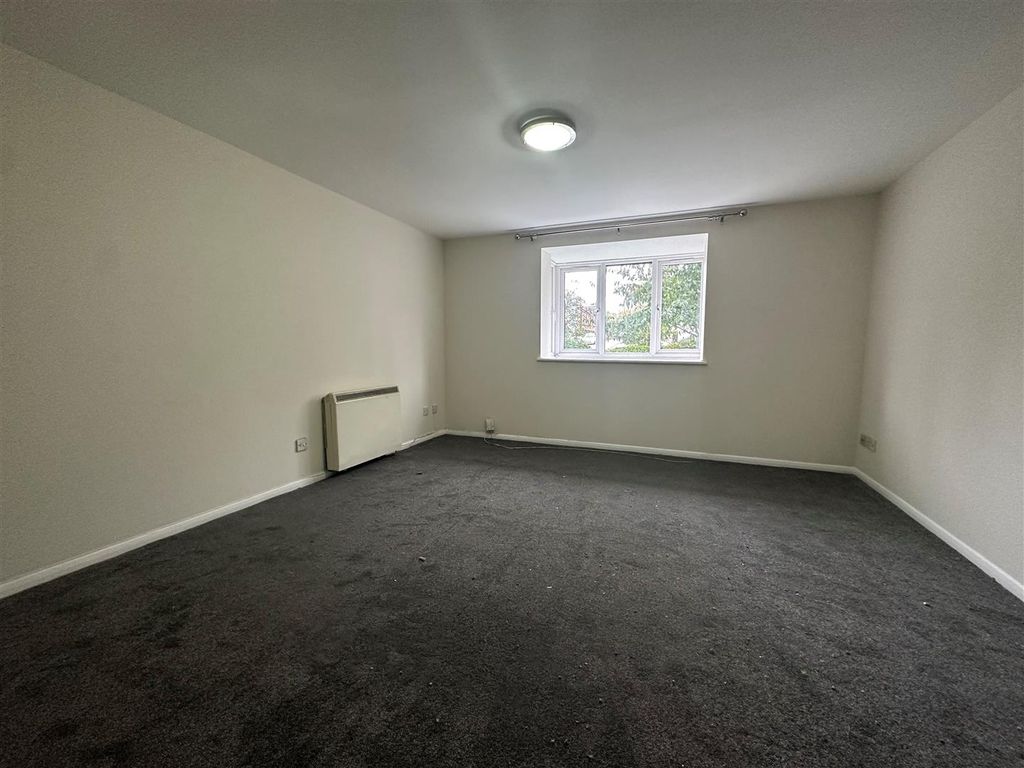 Property photo 2 of 8 Coopers Estate Agents