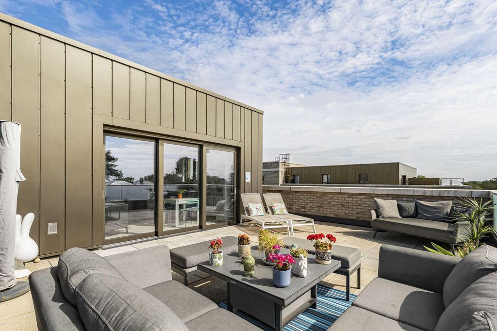 Property photo 3 of 19 Outdoor Balcony &amp; Terrace