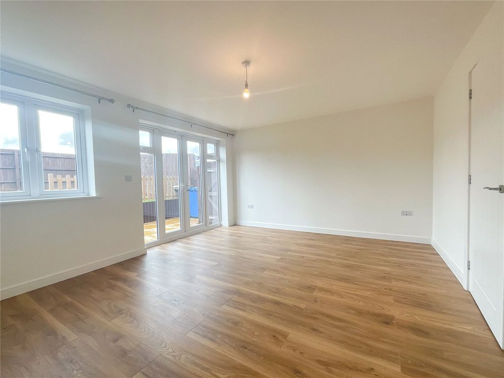 Property photo 3 of 17 Picture No. 02