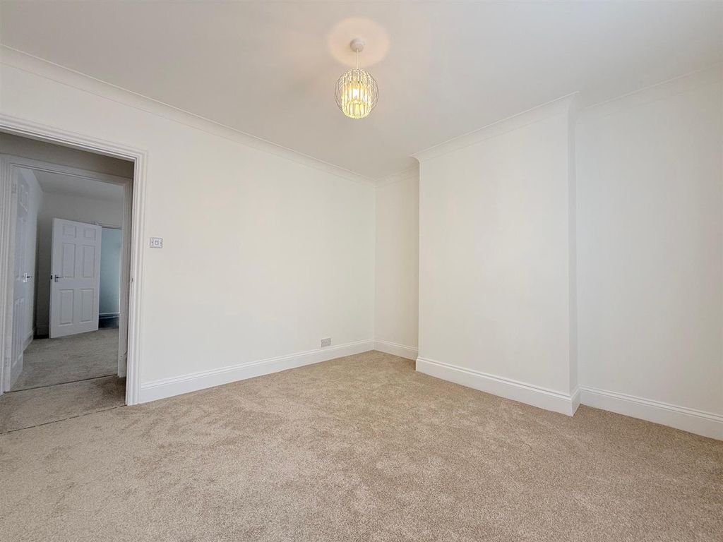 Property photo 3 of 14 Lounge