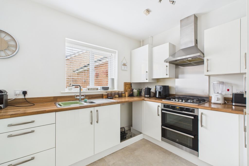 Property photo 3 of 15 Kitchen