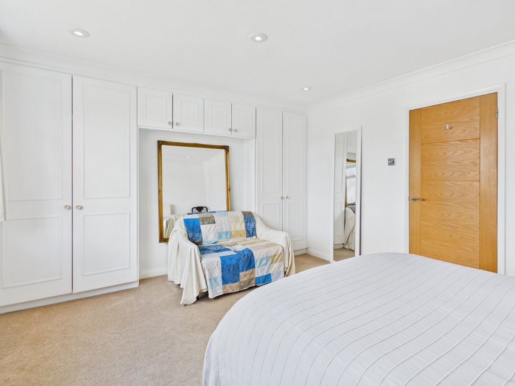 Property photo 3 of 17 Bedroom