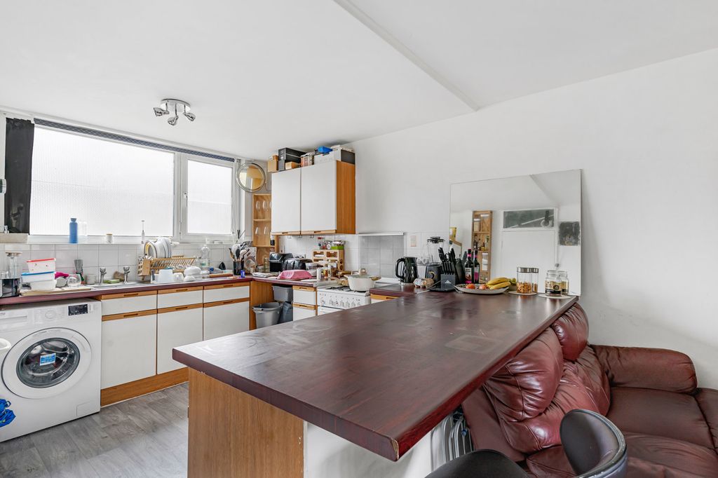 Property photo 3 of 9 Kitchen