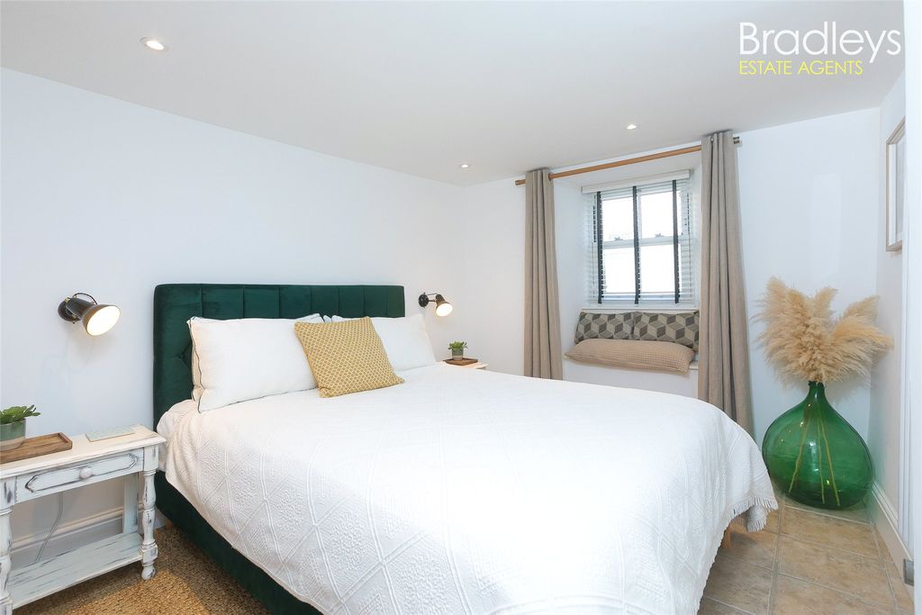 Property photo 2 of 23 Picture No. 12