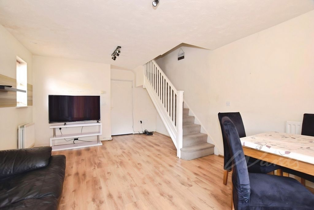 Property photo 3 of 7 Magpie Lounge