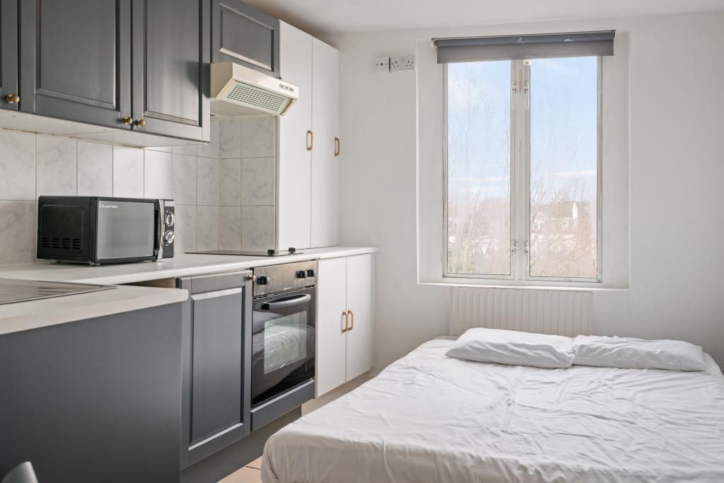 Property photo 1 of 6 Studio To Rent