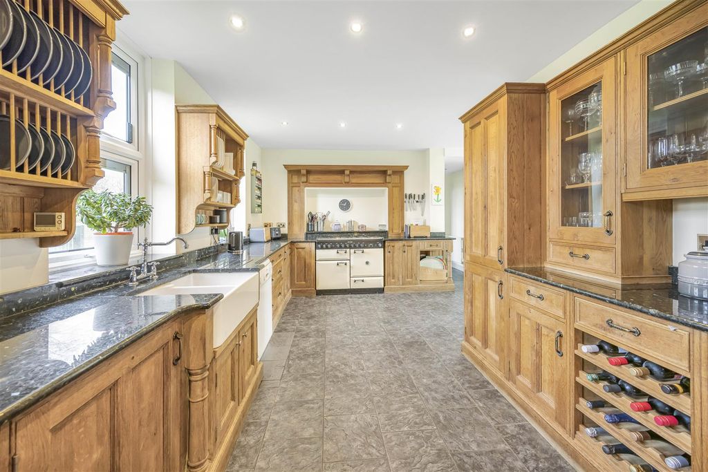 Property photo 2 of 33