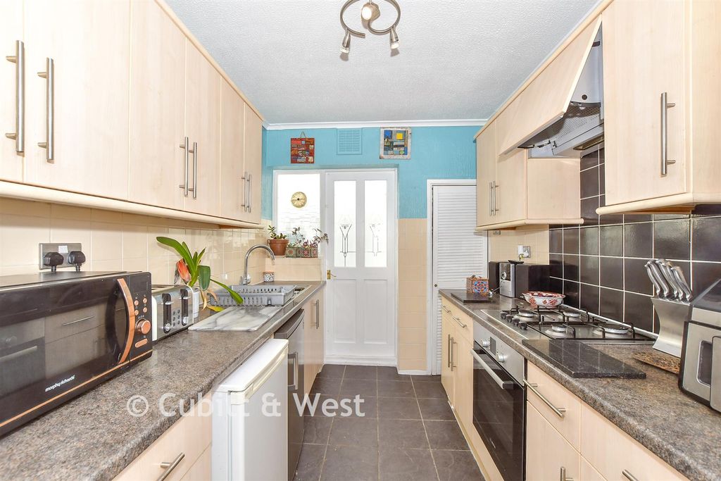 Property photo 3 of 12 Kitchen