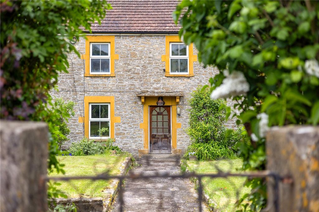 Property photo 1 of 19 Gate &amp; House