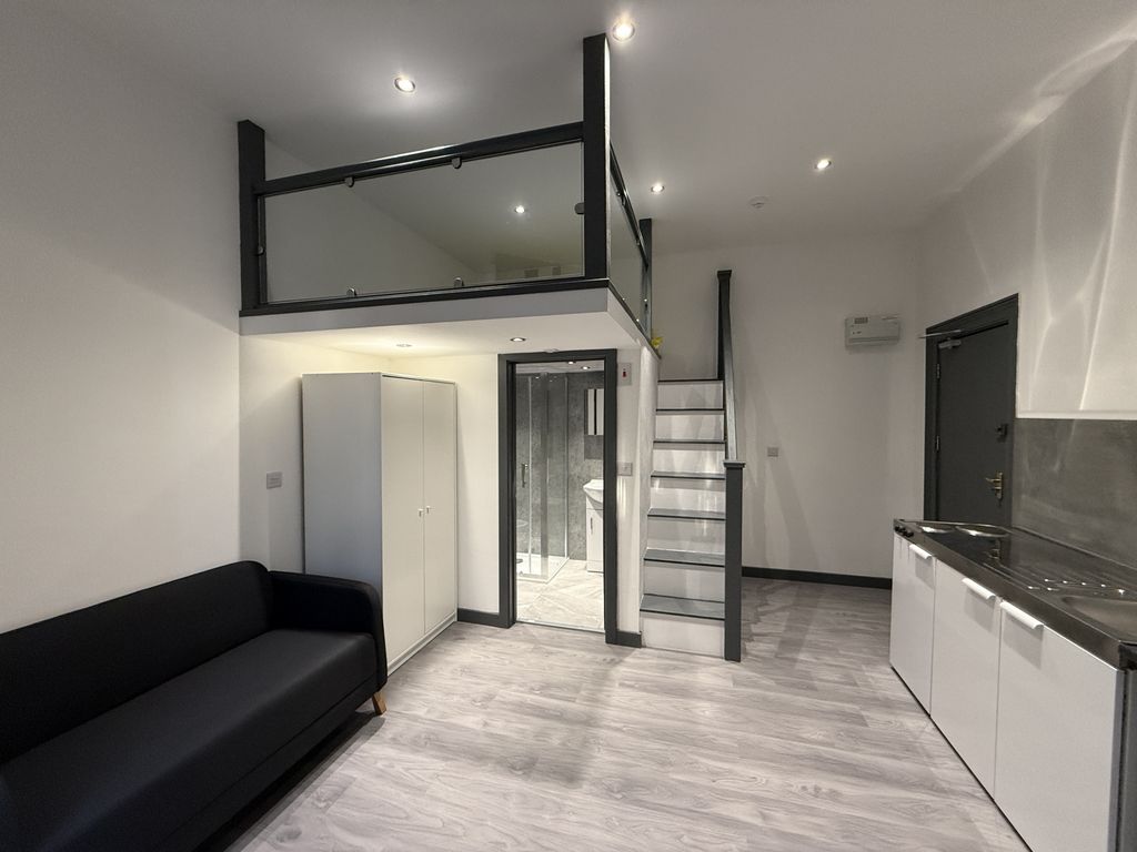 Property photo 1 of 4 A Delightful Furnished 1-Bedroom Studio Flat, Perfect For A Single Professional Or Couple Seeking Comfort And Convenience.