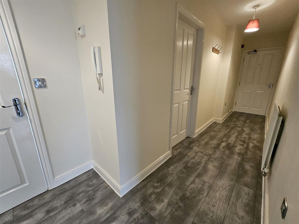 Property photo 2 of 7 Inner Hallway