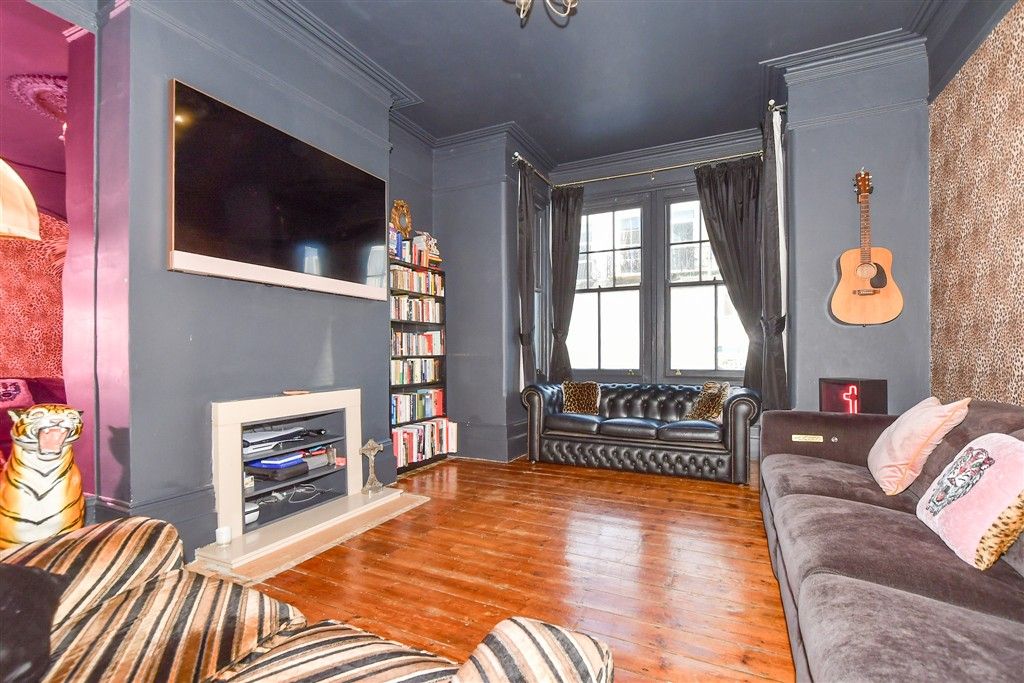 Property photo 1 of 17 Lounge
