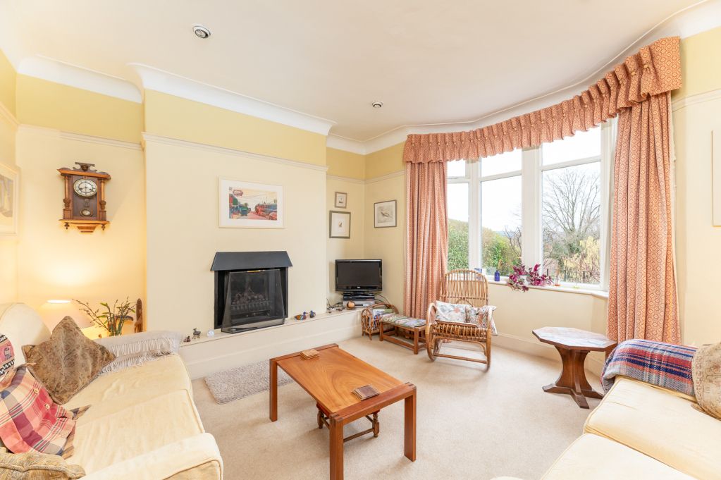 Property photo 2 of 43 Lounge